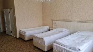 Гостиница Чехов Краснодар Стандартный улучшенный трехместный номер-1